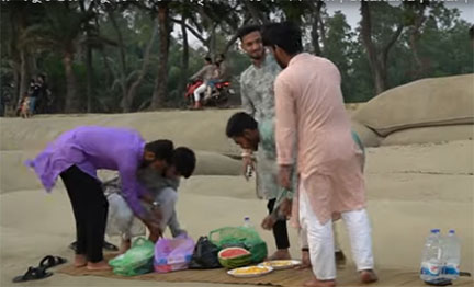 সমুদ্রসৈকতে প্রকৃতির সঙ্গে ইফতার