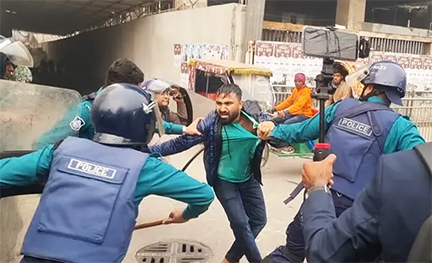 ব্যবসায়ীদের ওপর পুলিশের জলকামান