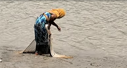 জীবনযুদ্ধের চরম মূল্য দিতে হচ্ছে উপকূলের নারীদের