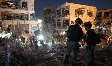 ইরানের হামলায় দিশেহারা ইসরায়েলের ইহুদিরা